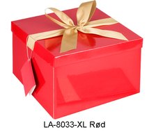 Rød gaveæske i størrelsen 17x17x17 samt 25x25x15 cm som er inkl. silkepapir samt til og fra kort.
